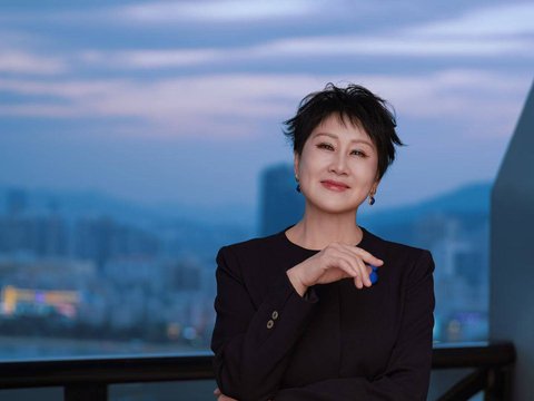 凯丽《主咖》老友相聚爆梗输出笑声不断 提倡穿衣自由上热搜