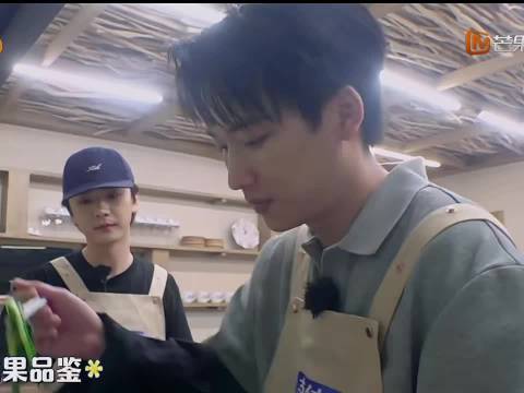 沈月目睹张宸逍喂食吴泽林抿嘴笑