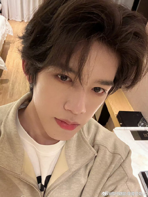 除了邓佳鑫，还有哪些艺人对《第三个吻痕》进行过有特色的改编或演绎？