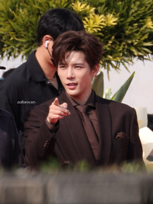 王安宇在《想把你和时间藏起来》中的拍卖会路透造型有何看点？