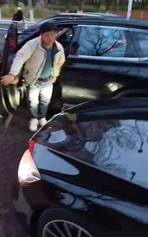 新能源车主别停奔驰车称其插队，交警调解未果