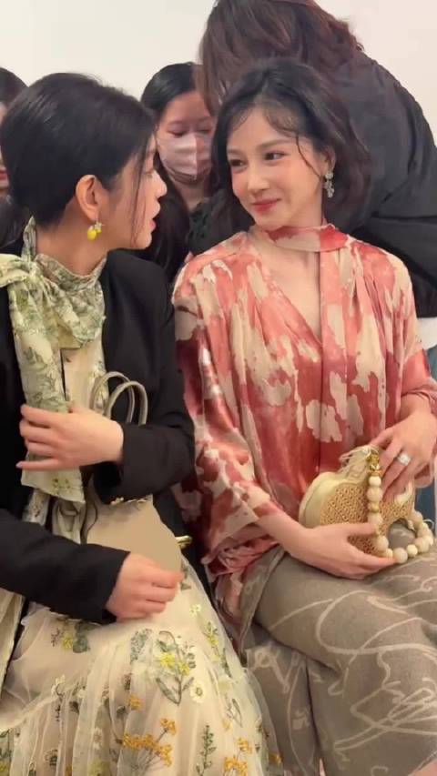 陈小纭把东方柔美与复古氛围感拉满，粉色look又甜又飒！