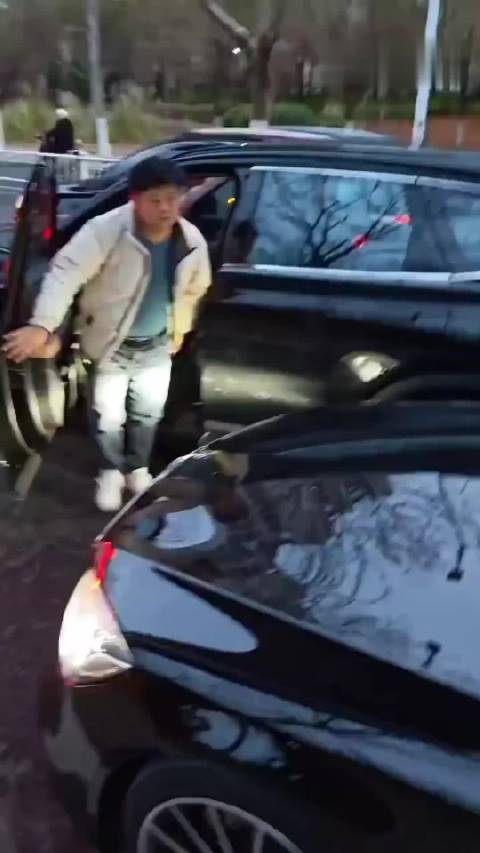 新能源车主别停奔驰车称其插队,双方争执不下