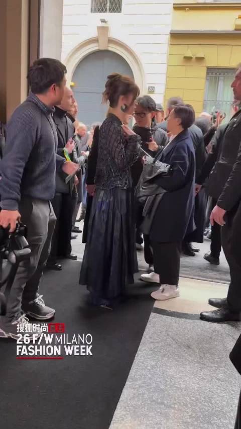 文咏珊时装周生图曝光，皮肤细腻状态佳