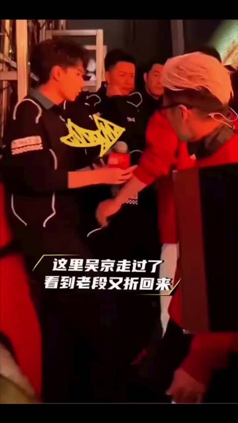 没剧本不营业，一个用力相拥，一个随性“偷袭”，这才是真兄弟的打开方式