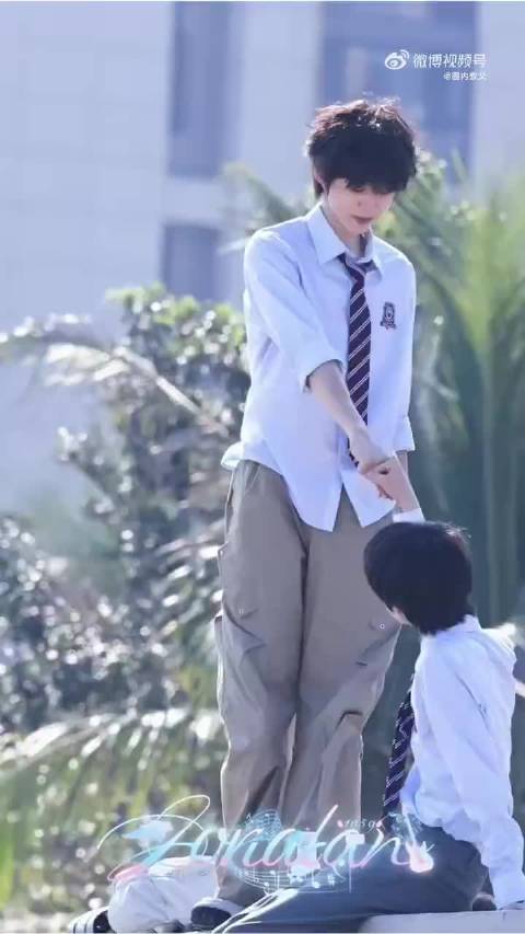 陈奕恒海边拍少年时代2，卷毛制服造型清爽帅气