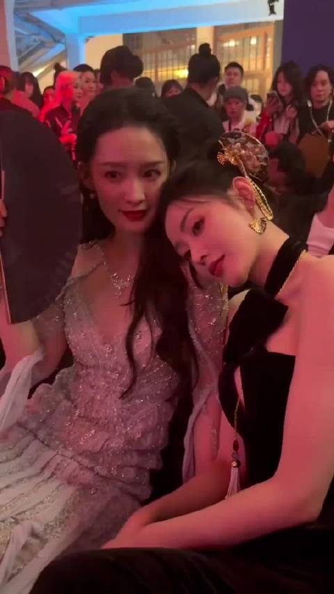 张天爱李沁同框互动尽显温柔，扇子防走光细节获赞