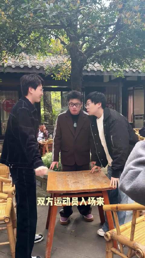 李明磊与老李飞掰手腕对决，酷酷的滕任裁判