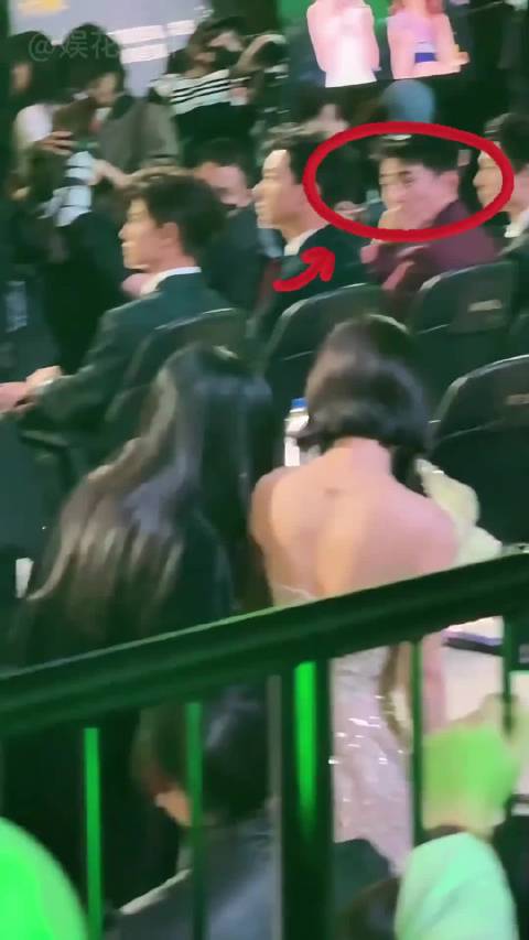 路人镜头抓拍林更新偷瞄赵丽颖，李冰冰问黄晓明谁好看