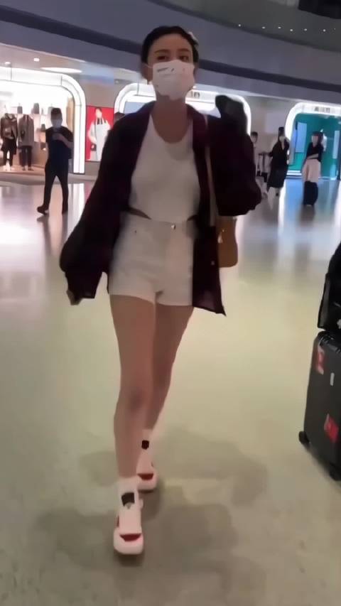 宋祖儿机场，感觉也是一个豪放派的啊