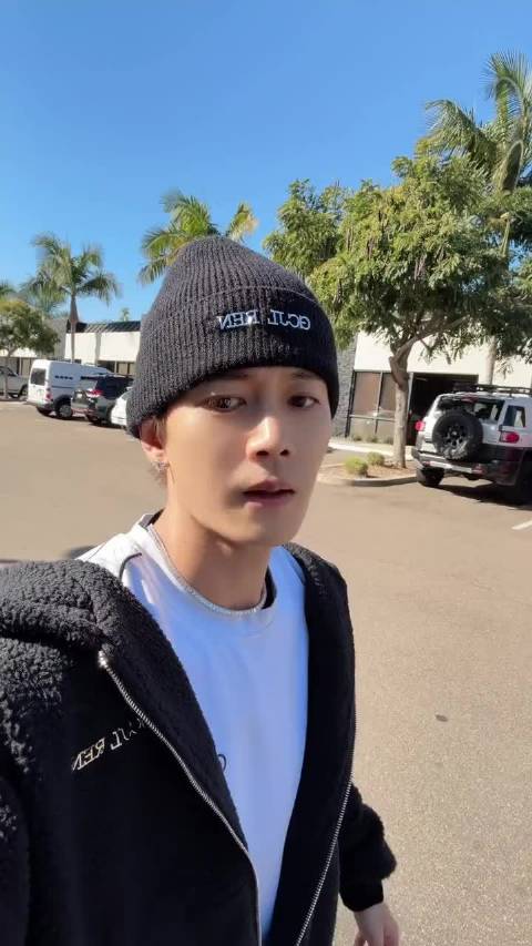 很喜欢任嘉伦3月份给的福利，随着音乐开心一整天