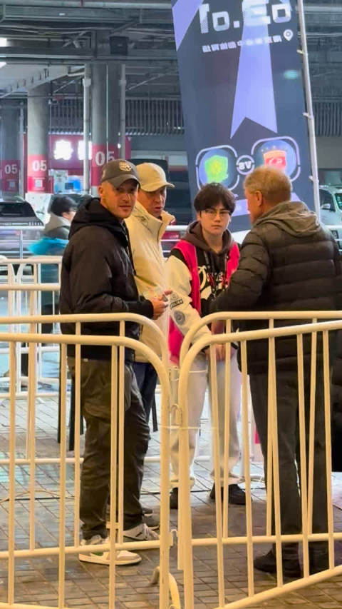 申花主帅斯卢茨基来到现场观看超级杯，刷身份证入场太为难他了哈哈哈哈