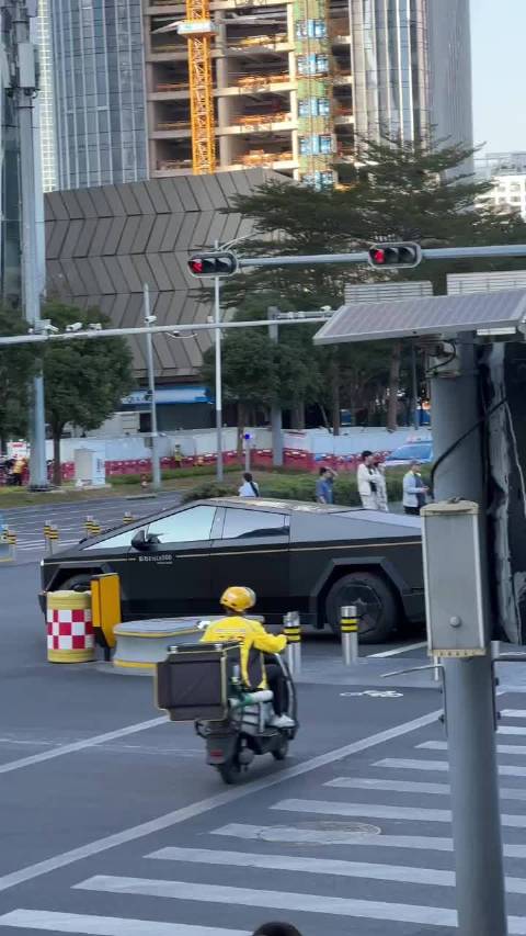 深圳湾现成都车主驾驶特斯拉皮卡现身万象城