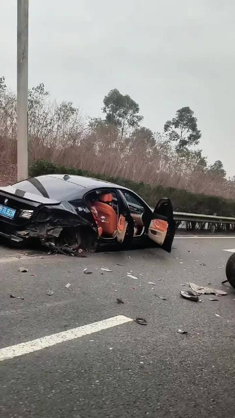 这台老宝马，可以全损了！后轮保命技术，也是很娴熟的！