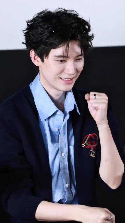 《江湖夜雨十年灯》追剧团现场，少君手势舞萌成这样