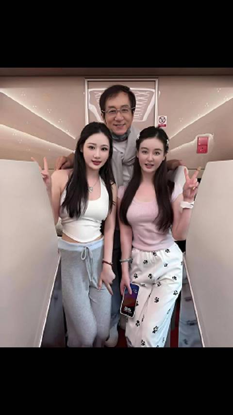 成龙七十岁坦言保持年轻心态