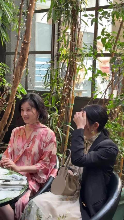 陈妍希陈小纭米兰同框对镜甜笑