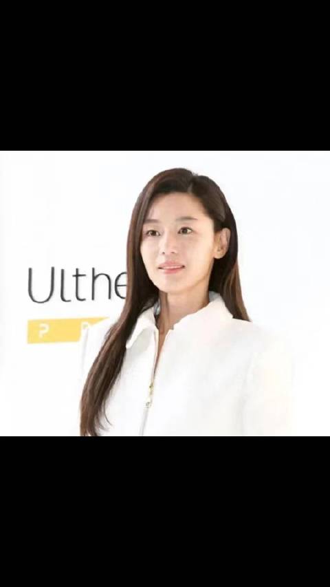 全智贤44岁亮相品牌活动，风采依旧但状态引关注