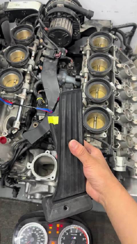 宝马的s65发动机，4.0升v8，8300转红线，独立节气门