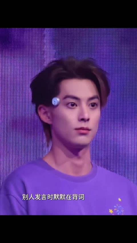 王鹤棣平常总是给人一种不怯场的感觉，但是你也还年轻，也会有压力，有畏惧