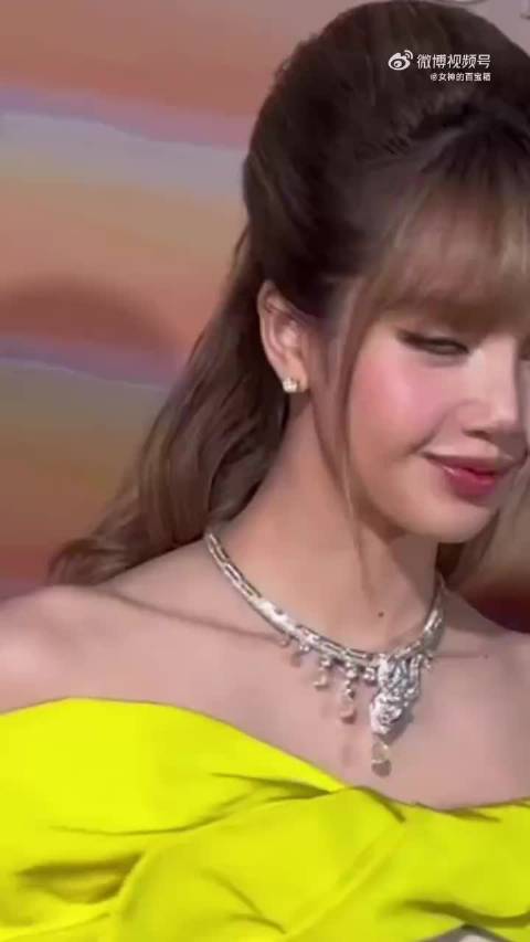 刘亦菲与Lisa在意大利出席宝格丽珠宝晚宴 ，刘亦菲一出来感觉世界都亮了