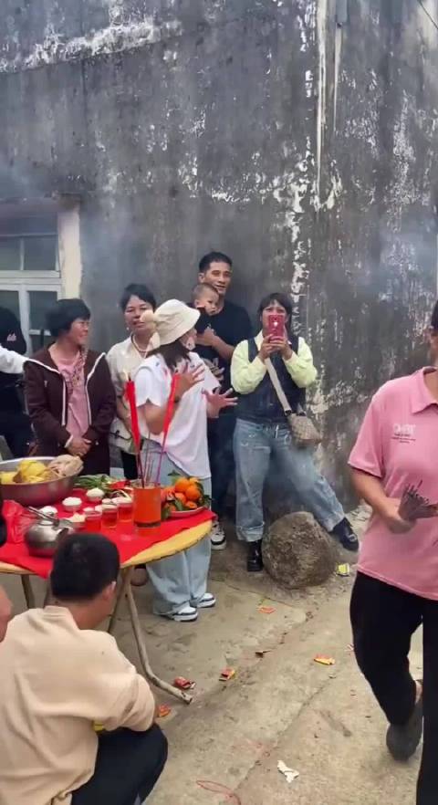 全红婵在老家参加一些地方的民俗活动，玩的很开心，手里的东西亮了