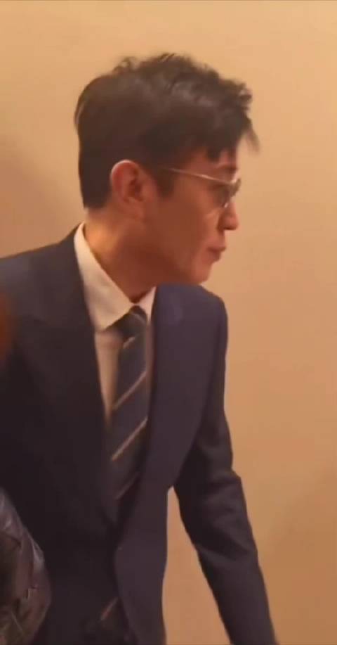 “相信你还在这里 从不肯离去”