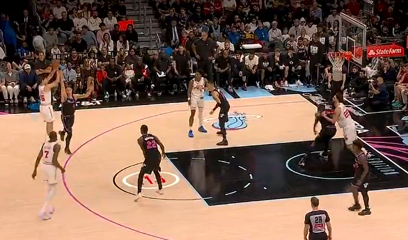 谢泼德杜兰特连中三分，火箭打出一波22-9追平比分