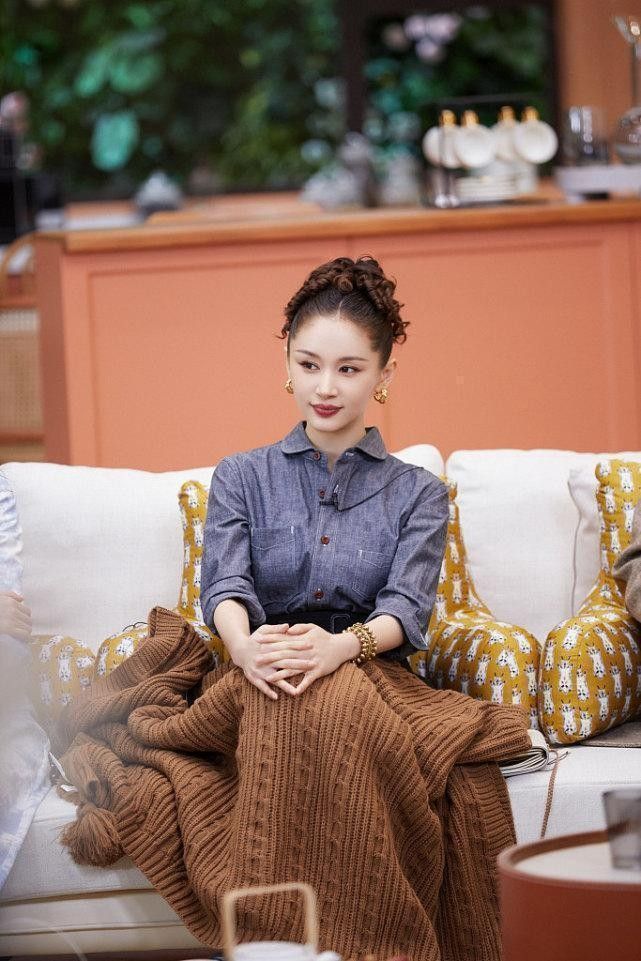 王子文穿衬衫的眼光真好，配短裤长靴显身材，娇俏少女感还挺足的