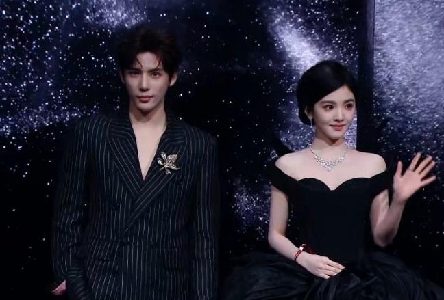 王安宇章若楠微博之夜同框:黑天鹅与王子造型,红毯的氛围感拉满