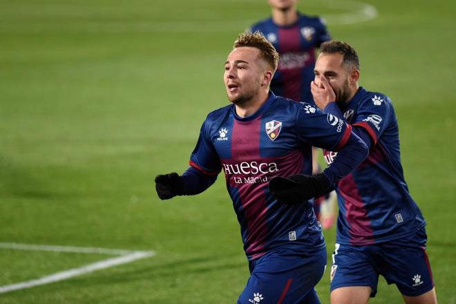 今日足球：巴塞罗那vs比利亚雷亚尔 维罗纳vs那不勒斯