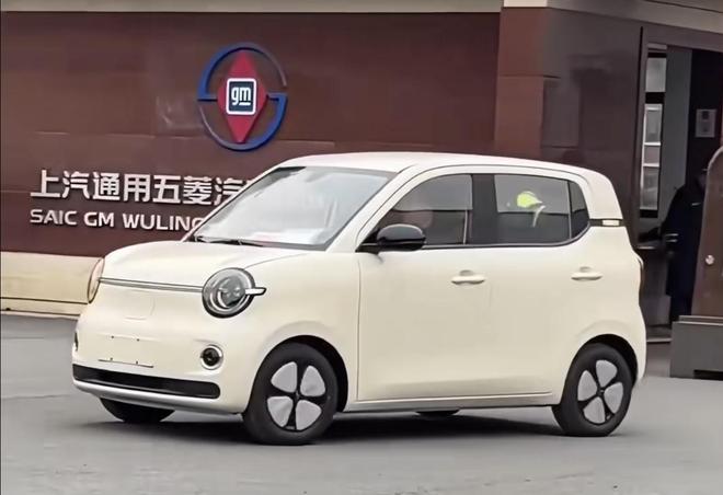 新一代五菱宏光MINIEV实车现身，尺寸升级+四门，配悬浮大屏+怀挡