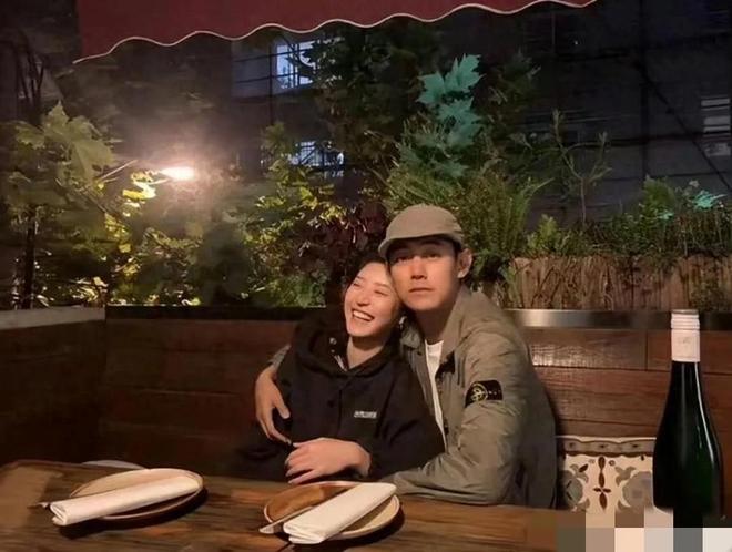 纪凌尘和女友现身机场，两人推着宠物箱，女友气质很绝