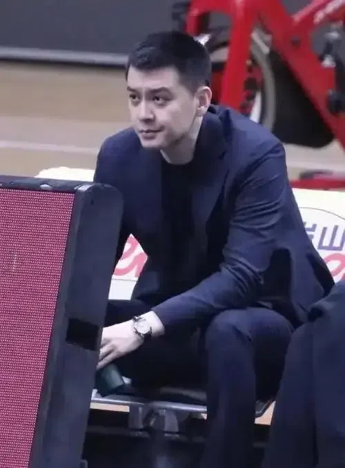 杨鸣辞职后新动态：拒绝辽宁男篮安排，签约企鹅解说团_工作_教练_团队