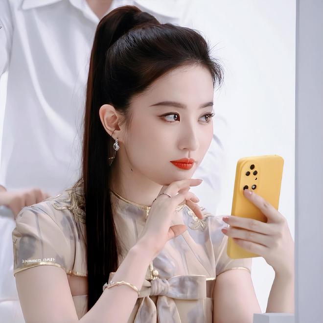 刘亦菲新中式美出圈，中式盘口纱裙搭高马尾真美，不愧顶级美女！