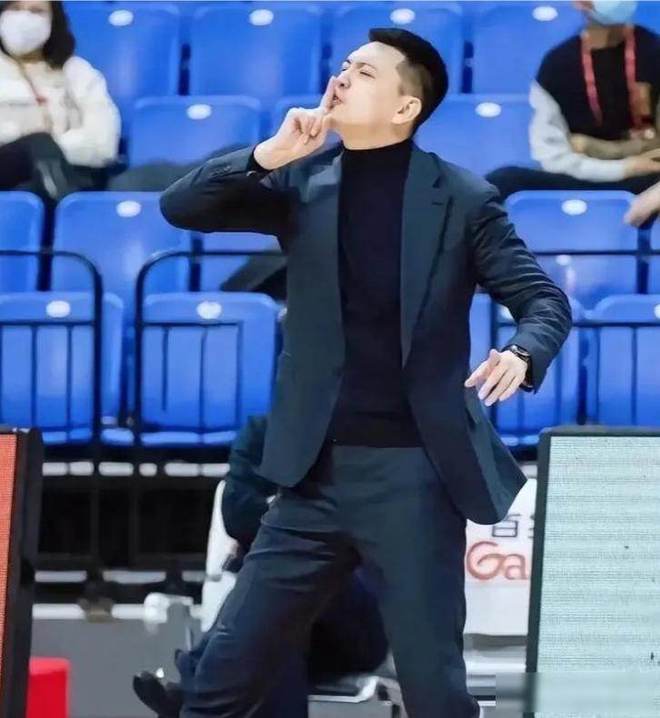 杨鸣辞职后迅速转型,解说NBA显露新风采!