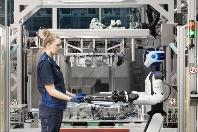 宝马工厂上岗人形机器人