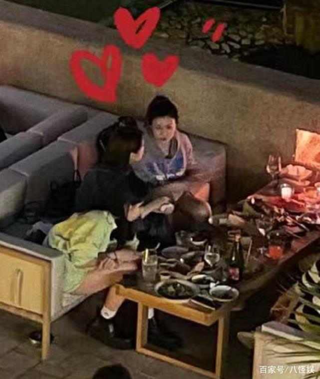 陈妍希杨丞琳与好友聚会被偶遇,两人坐一起热聊,被赞脸和头超小