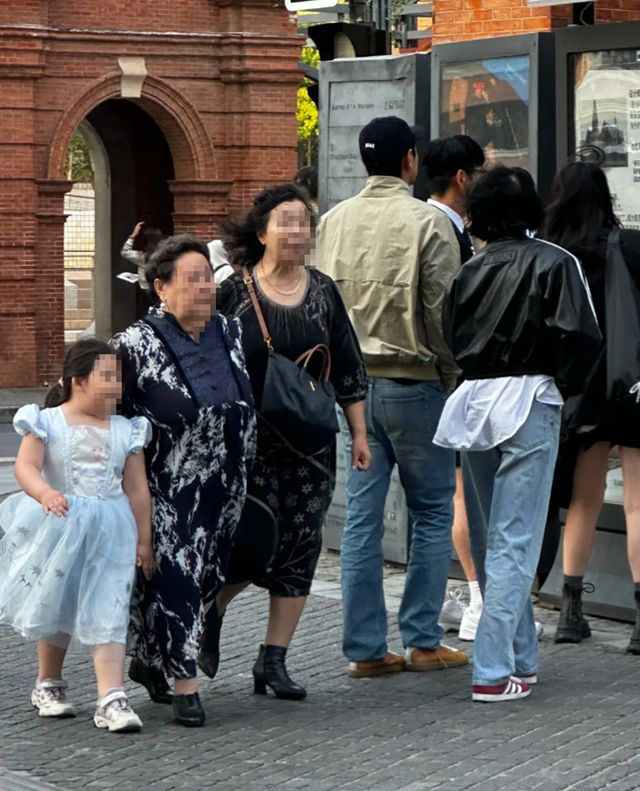 纪凌尘五一和韩国女友约会，女友174高个漂亮有气质，恋爱4年很甜