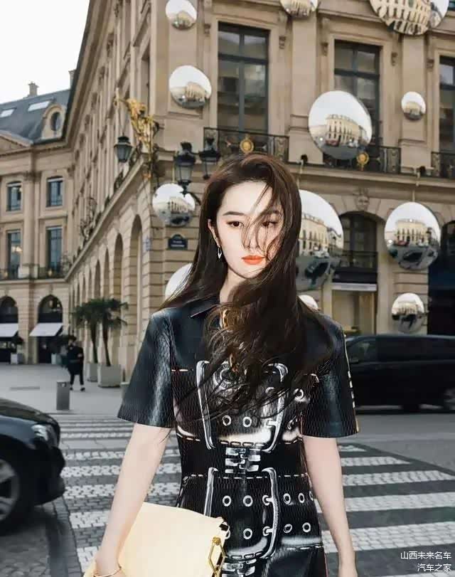 巴黎时装周上的星光邂逅!恩利晒与刘亦菲的合影,刘亦菲巧妙回应