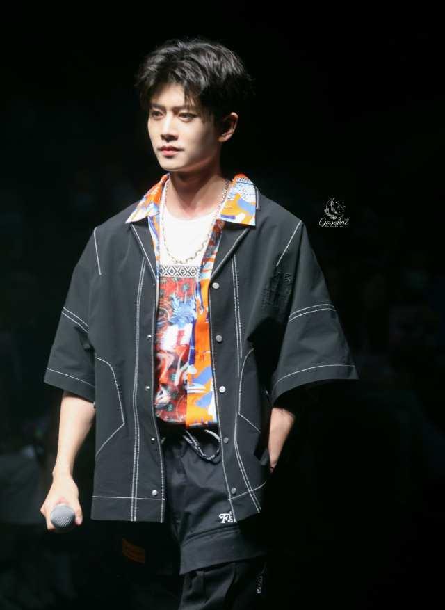 任嘉伦身穿国货潮牌亮相秀场，与品牌CEO并肩看秀，颜值再次爆表