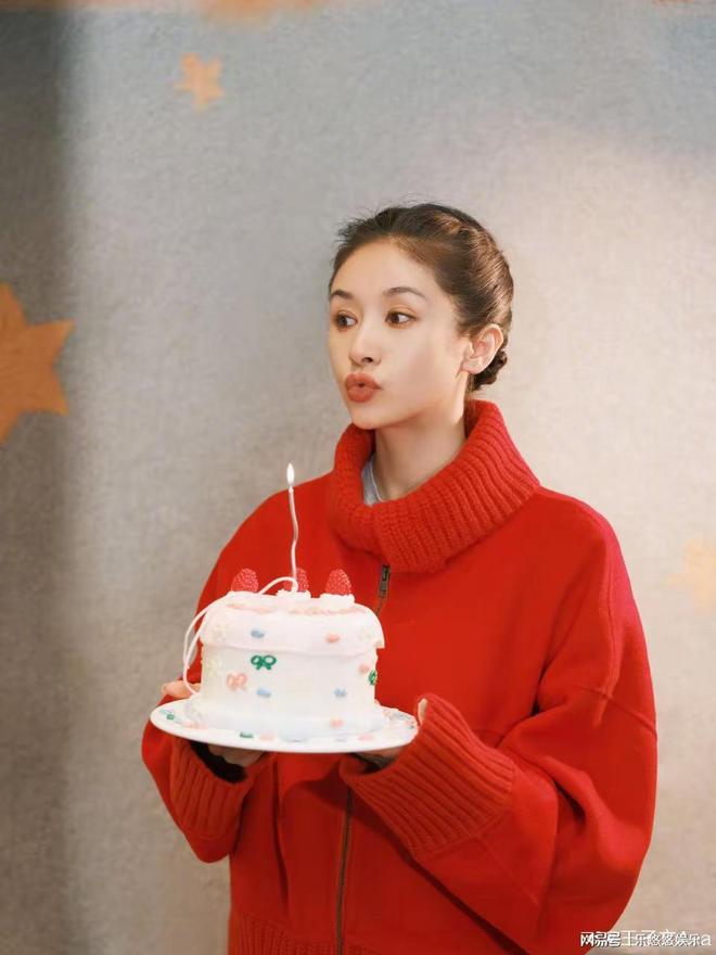 39岁王子文晒照庆生！穿红衣盘发冻龄的像小姑娘，刘涛零点送祝福