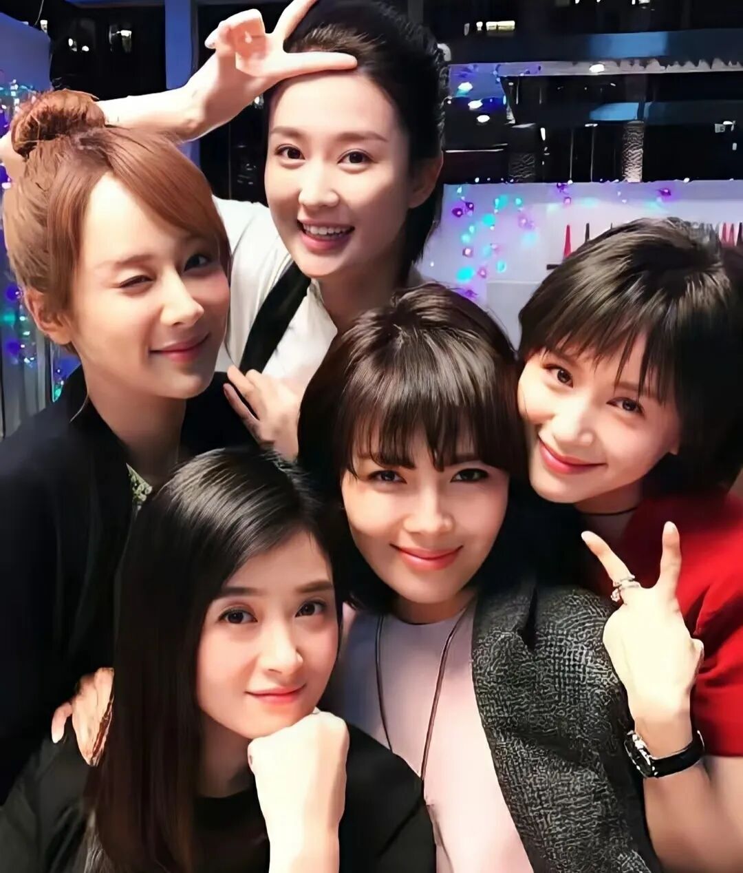 独播!王子文、刘宇宁领衔都市情感剧《玫瑰丛生》,高冷鉴情师意外沦陷真爱,越看越上头!