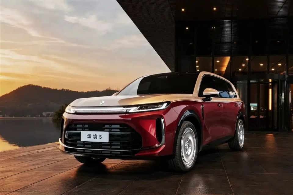 五菱天花板车型华境S,炽焰鎏金色迈巴赫同款饼式轮圈