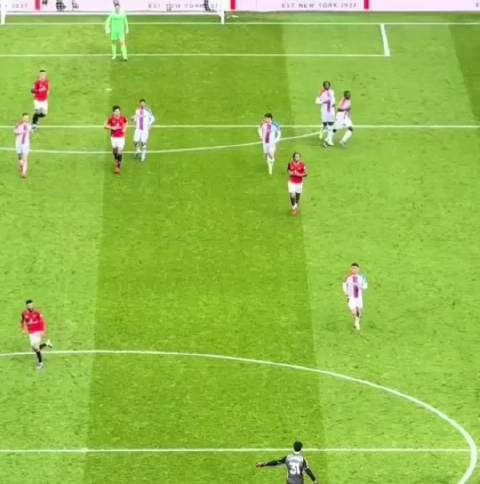 马兹拉维出球后示意B费防守库尼亚，卡塞米罗未看点球主罚