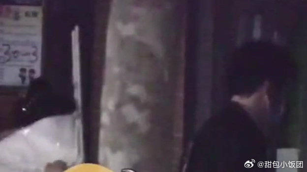 林允颜人中同居被拍，当晚两人一起买了东西回去