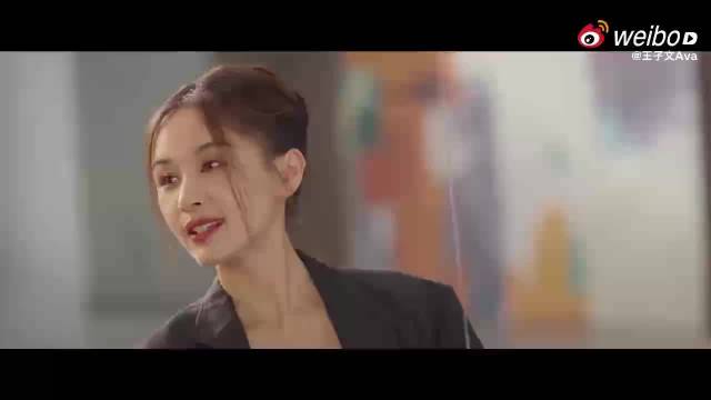 玫瑰丛生绽放生命热烈与深情