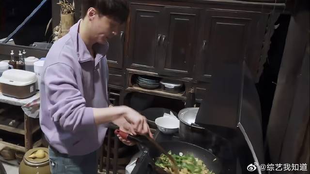 以为艺兴是厨房小白，下秒单手颠勺的操作，惊到何炅