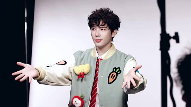 王安宇清爽少年感十足，挺拔身形清澈眼神引关注