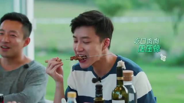 大S一句话让三男沉默帮剥虾